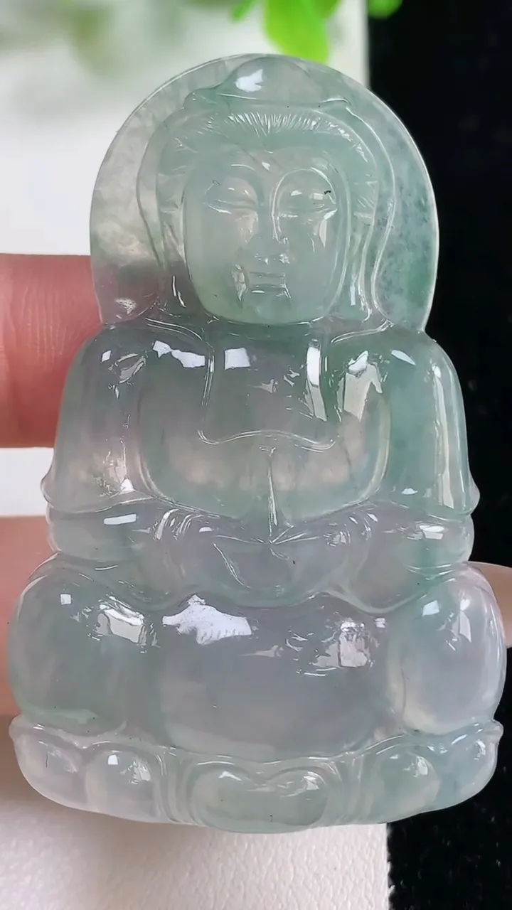 天然A货翡翠观音菩萨吊坠，尺寸57.5-36.8-6.4，重量:21.80g
11月6日
