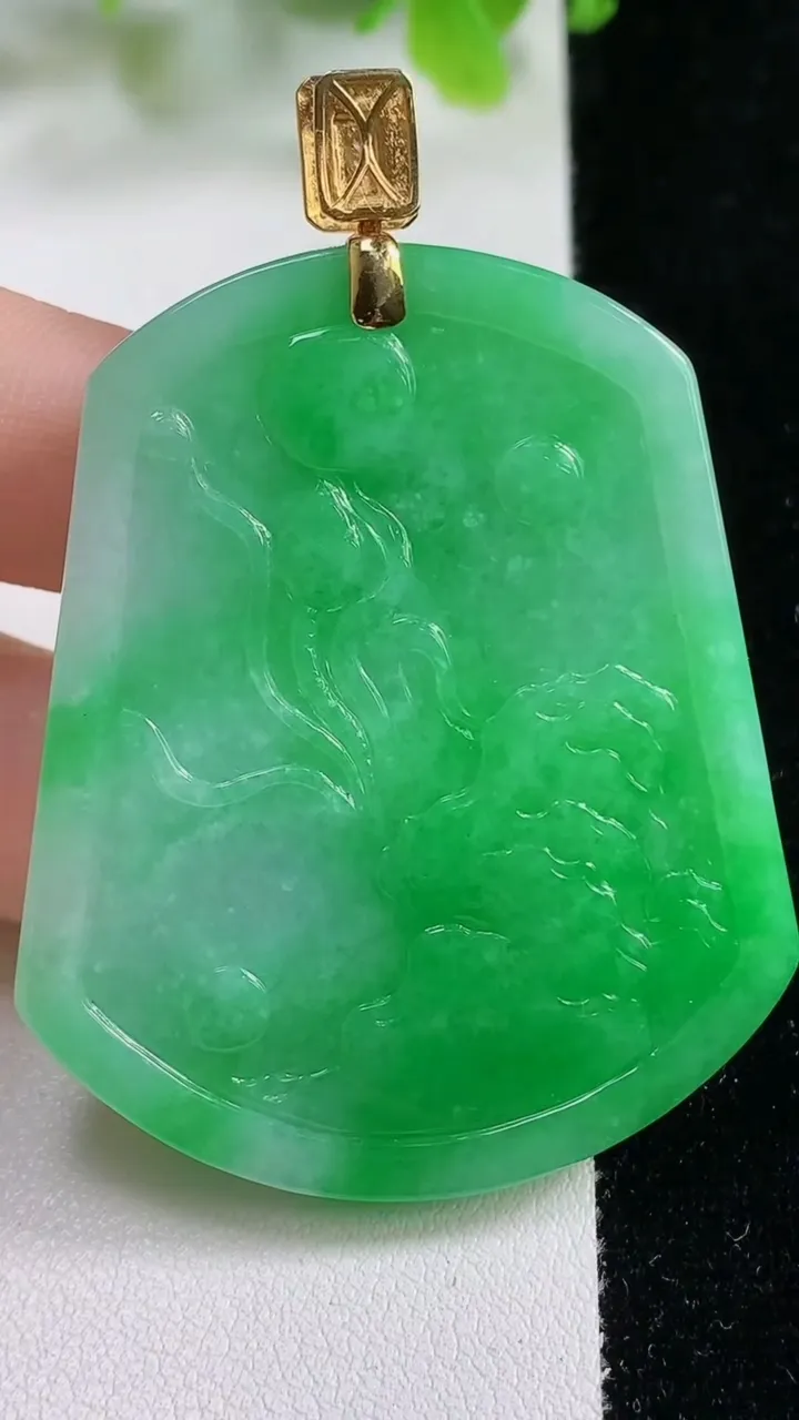 天然A货翡翠鸟语花香吊坠，尺寸51.3-42.7-6，重量:27.26g
11月6日