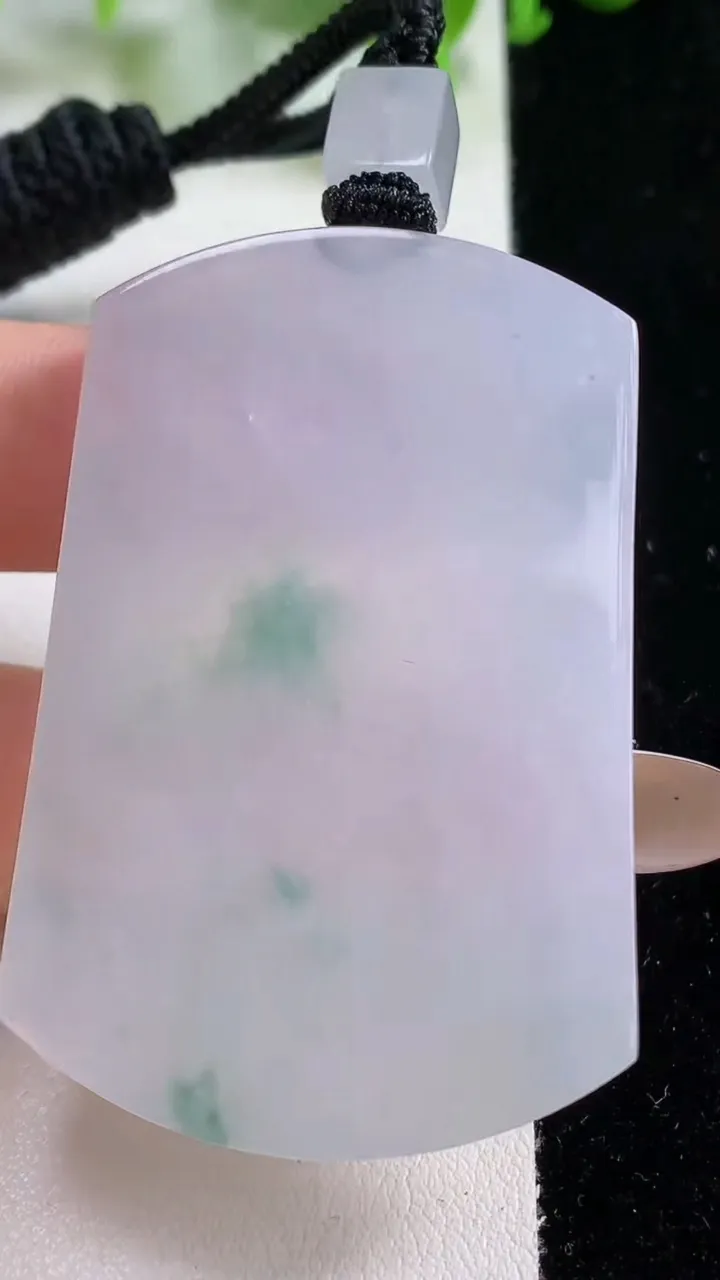 天然A货翡翠种飘花无事牌吊坠，尺寸54.2-35.8-6.4，重量:39.12g
11月6日