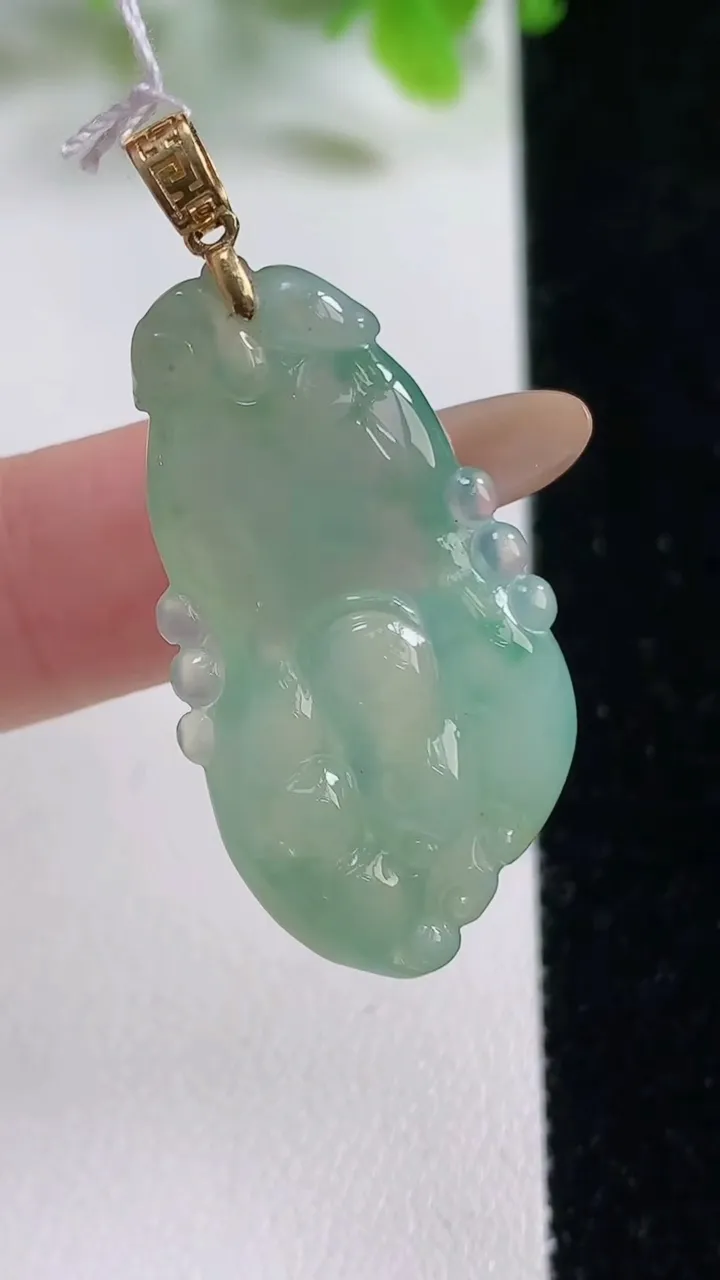 天然A货翡翠佛手吊坠，尺寸32.5-18.4-5.9，重量:6.64g
11月6日