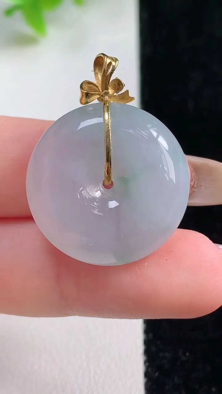 天然A货翡翠种飘花平安扣吊坠，尺寸23-6.2，重量:7.14g
11月6日