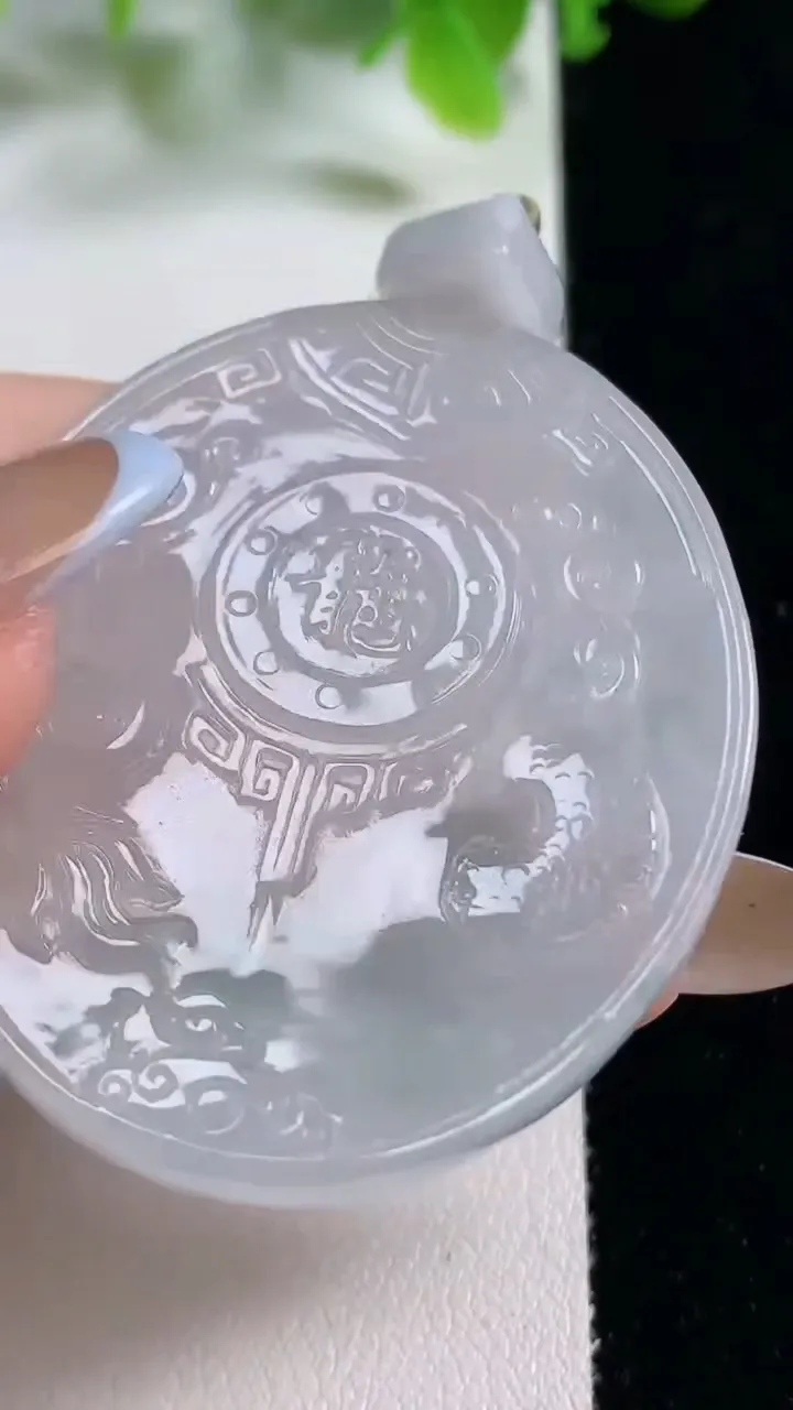 天然A货翡翠冰种飘花仿古龙牌吊坠，尺寸49-41.5-5.6，重量:25.52g
11月6日