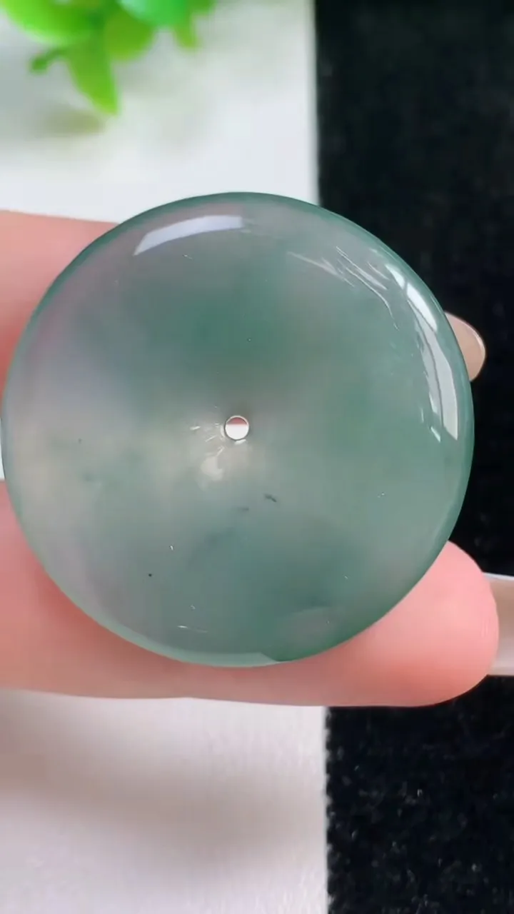 天然A货翡翠冰种飘花平安扣吊坠，尺寸34-5，重量:12.65g
11月6日