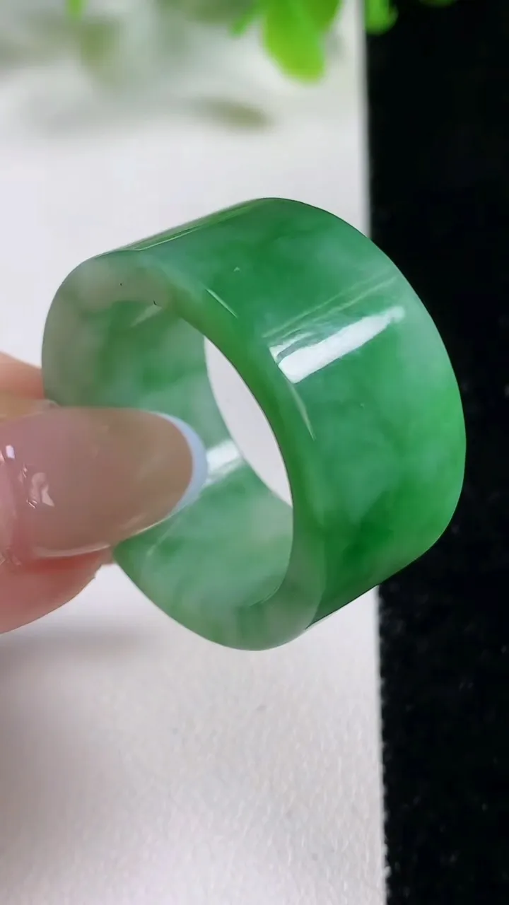 天然A货翡翠指环 扳指 戒指，尺寸23.5-14-3.4，重量:14.10g2025年11月6日
工厂直销收藏佳品,种好水足，色泽均匀，有种有色，上手高大气！