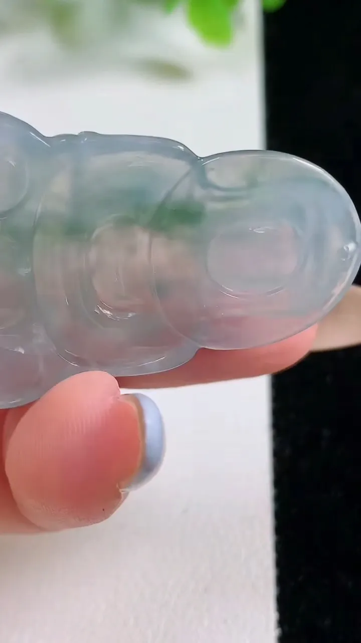 天然A货翡翠冰种飘花正装观音菩萨吊坠，尺寸43-26.6-5.6，重量:11.15g
11月6日