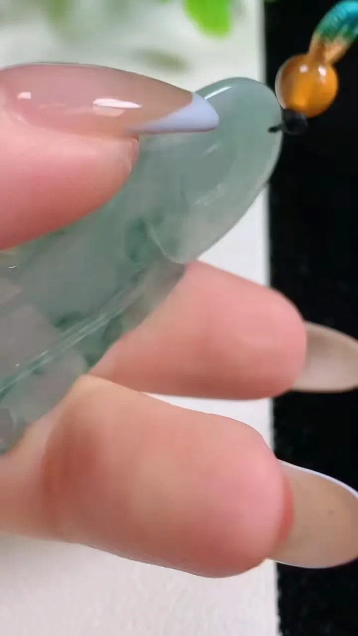 天然A货翡翠冰种飘花观音菩萨吊坠，尺寸55-25.5-6.1，重量:14.86g
11月6日