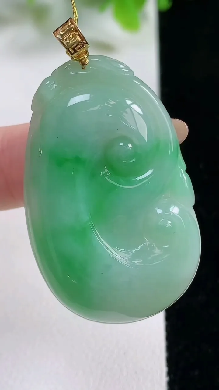 天然A货翡翠如意吊坠，尺寸39.8-25.5-5，重量:10.64g
11月6日