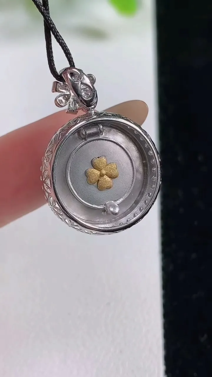 天然A货翡翠平安扣吊坠，尺寸24.8-17.8-7.3裸石14.6，重量:4.19g
11月6日