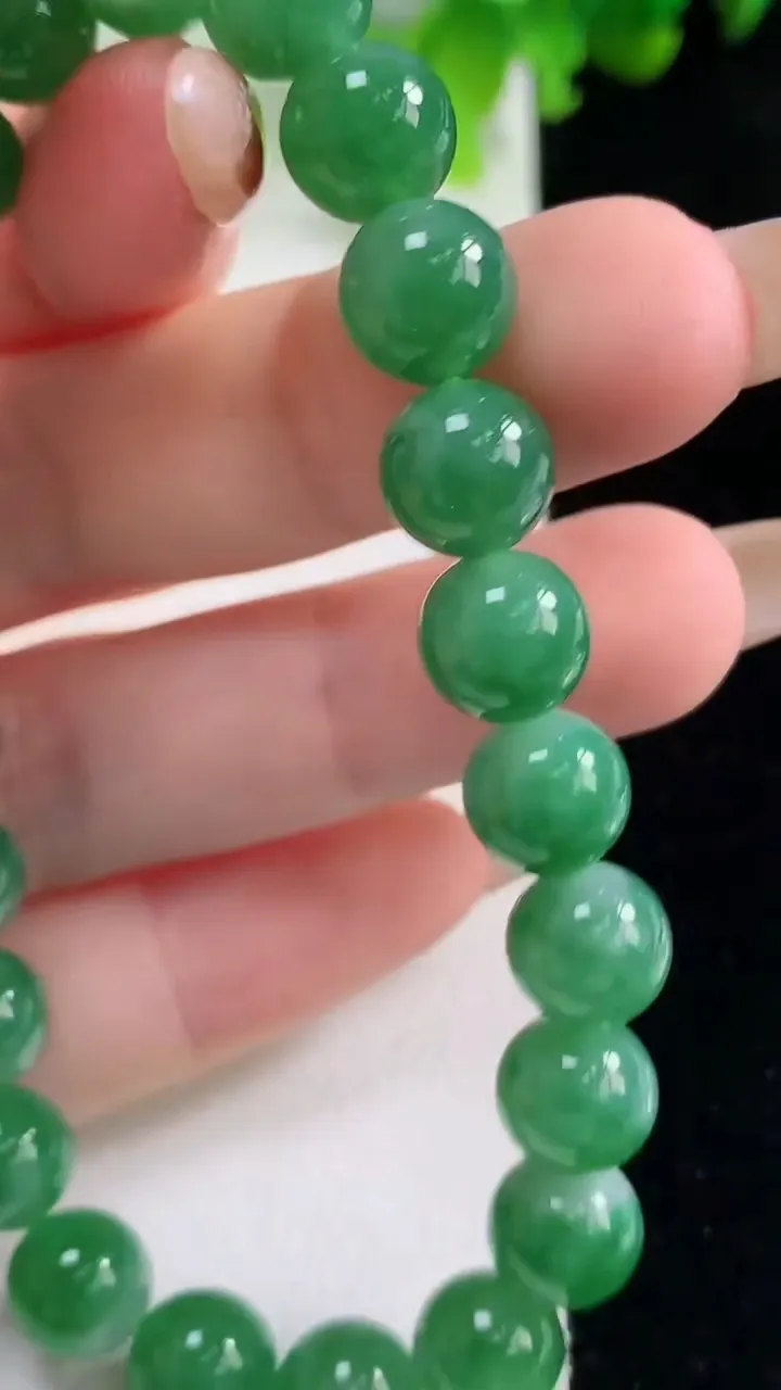 天然A货翡翠圆珠手串23颗，尺寸8.7，重量:24.23g11月6日
工厂直销收藏佳品,种好水足，色泽均匀，有种有色，上手高大气！