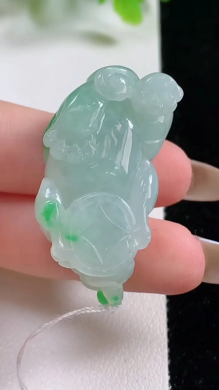 天然A货翡翠貔貅吊坠，尺寸40.8-19.8-12.2，重量:19.75g
11月6日