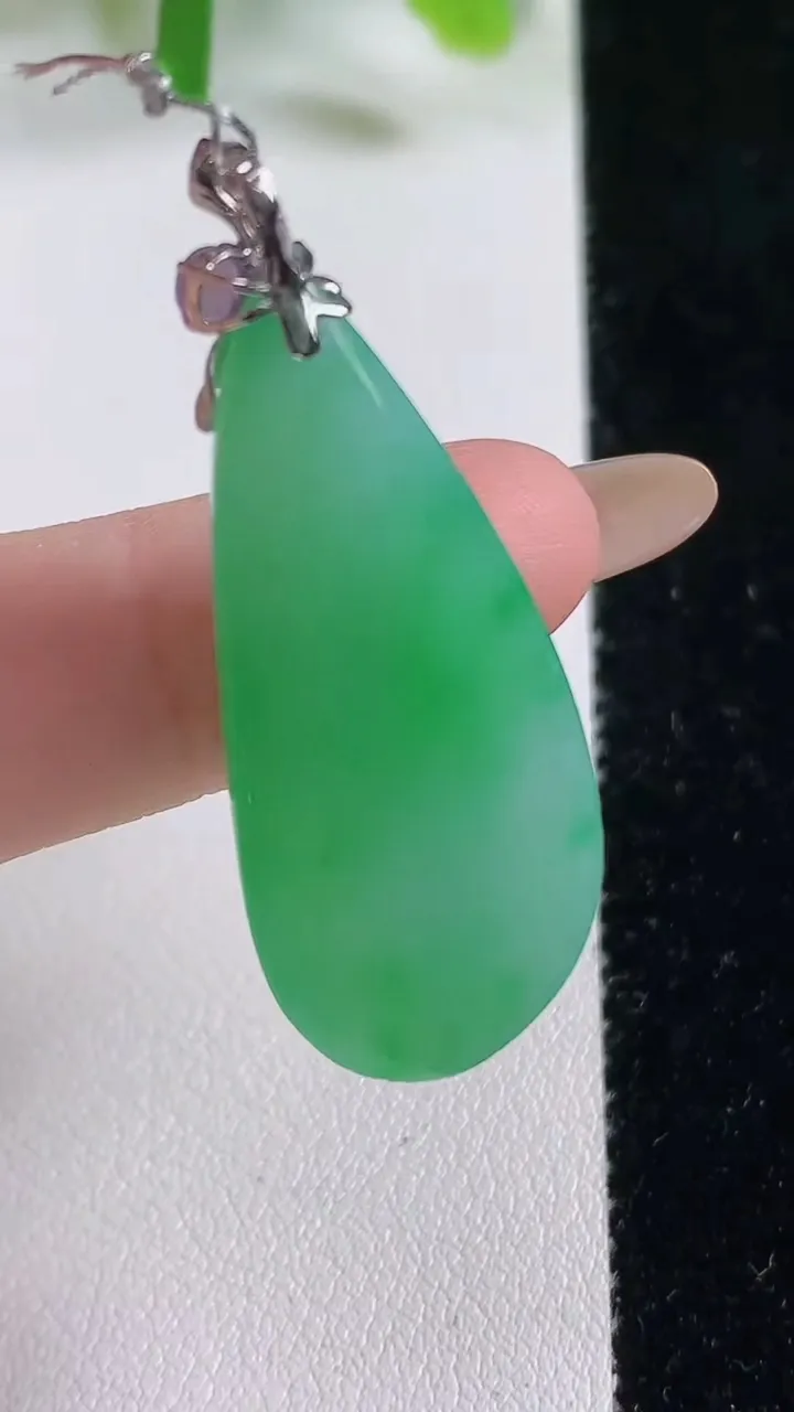 天然A货翡翠福瓜吊坠，尺寸34.2-16-6.5，重量9.57g
11月6日