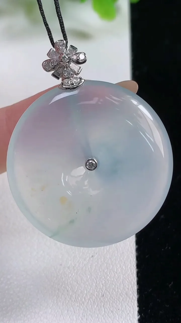 天然A货翡翠种飘花平安扣吊坠，尺寸34-5.7，重量:15.15g
11月6日