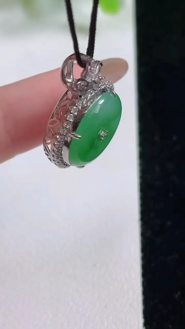 天然A货翡翠平安扣吊坠，尺寸24.8-17.8-7.3裸石14.6，重量:4.19g
11月6日