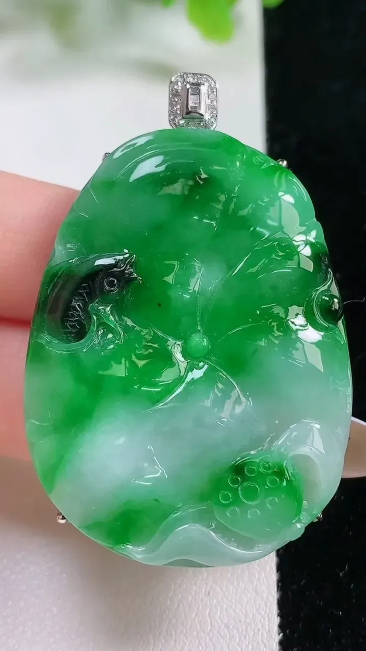 天然A货翡翠和和美美 荷叶鱼吊坠，尺寸45.8-34.4-8.4，重量:21.35g
11月6日