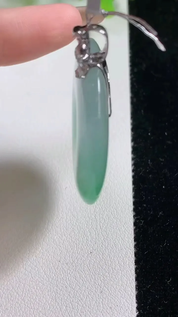天然A货翡翠平安扣吊坠，尺寸37.5-6.4，重量:20.60g
11月6日