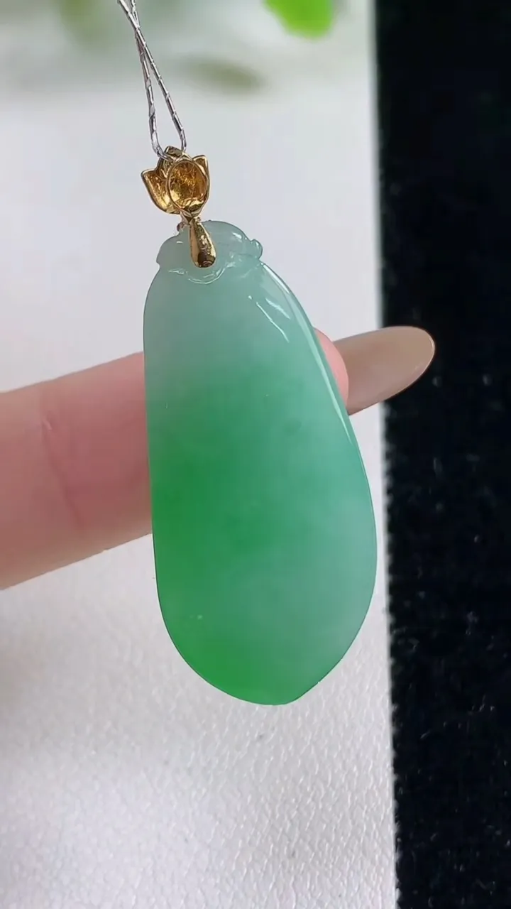 天然A货翡翠福瓜吊坠，尺寸33-15-6.8，重量:6.60g
11月6日