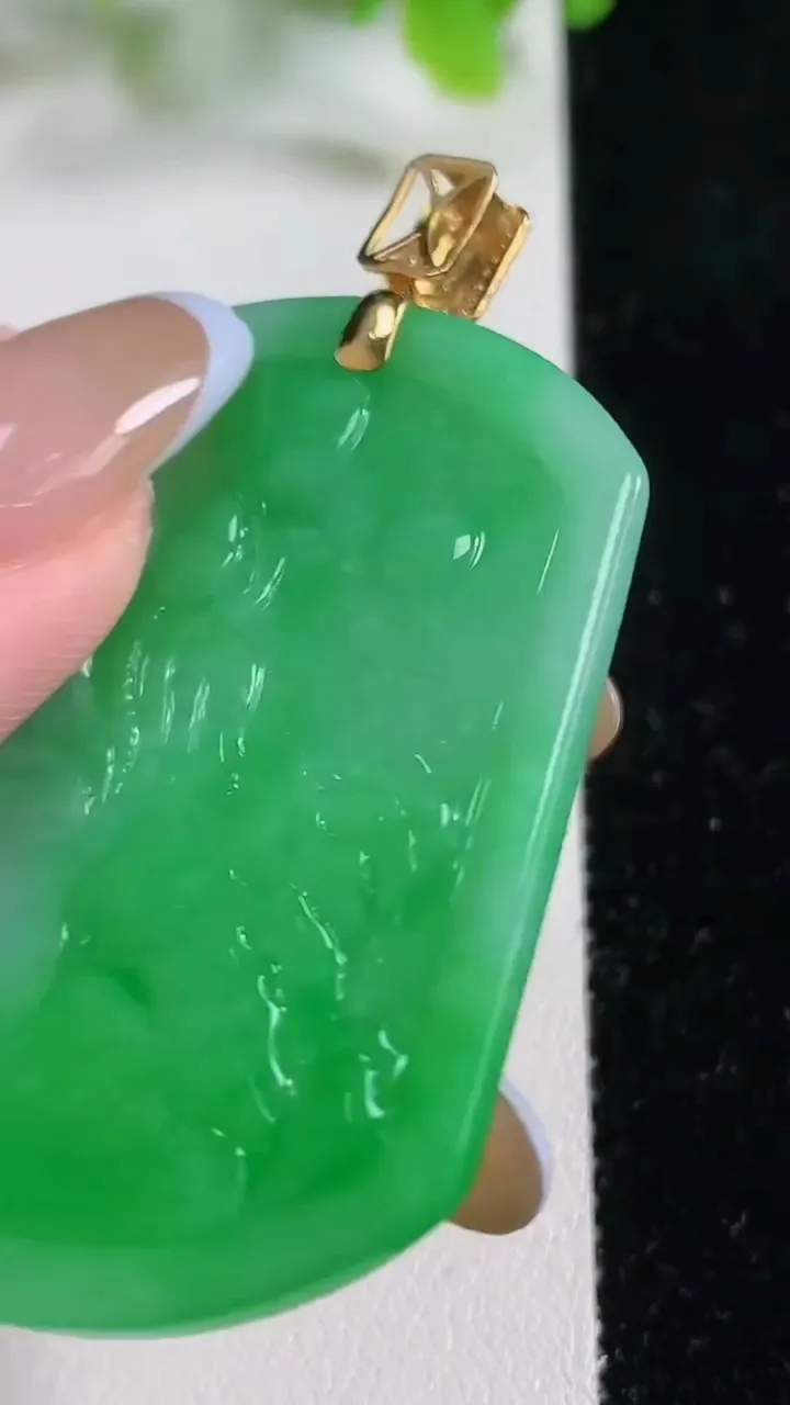 天然A货翡翠鸟语花香吊坠，尺寸51.3-42.7-6，重量:27.26g
11月6日