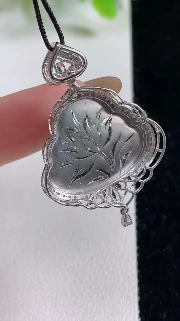 天然A货翡翠佛公吊坠，尺寸34.5-25-9.4裸石17.6-21，重量:4.66g
11月6日