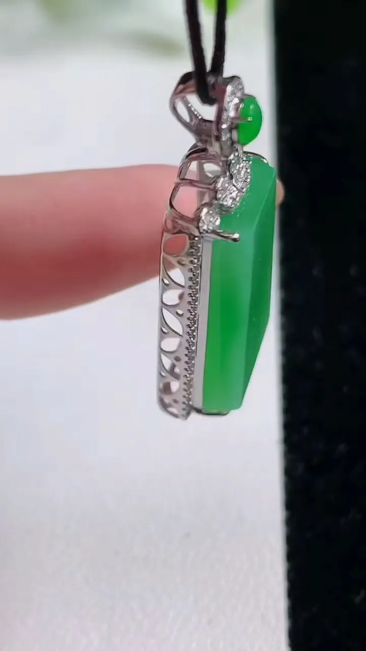 天然A货翡翠无事牌吊坠，尺寸33-15-7.2裸石21.4-13，重量:5.18g
11月6日