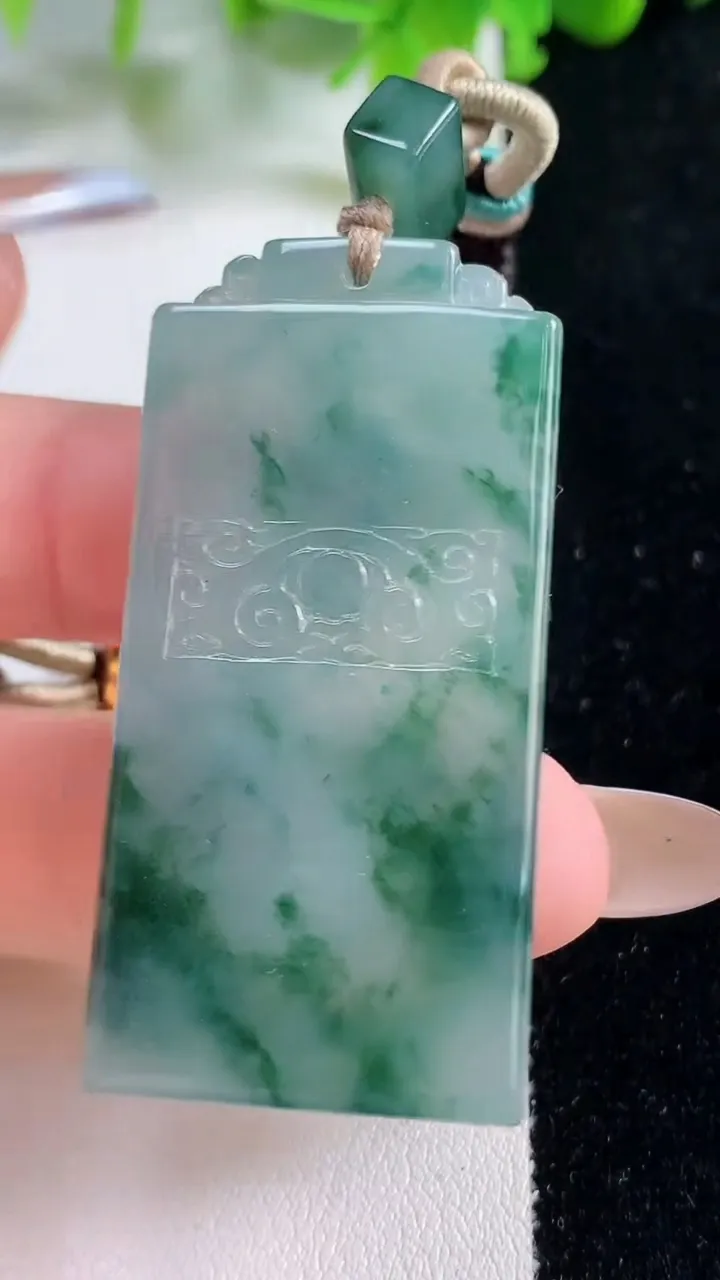 天然A货翡翠冰种飘花仿古无事牌吊坠，尺寸50-24.2-4.9，重量:22.57g
11月6日