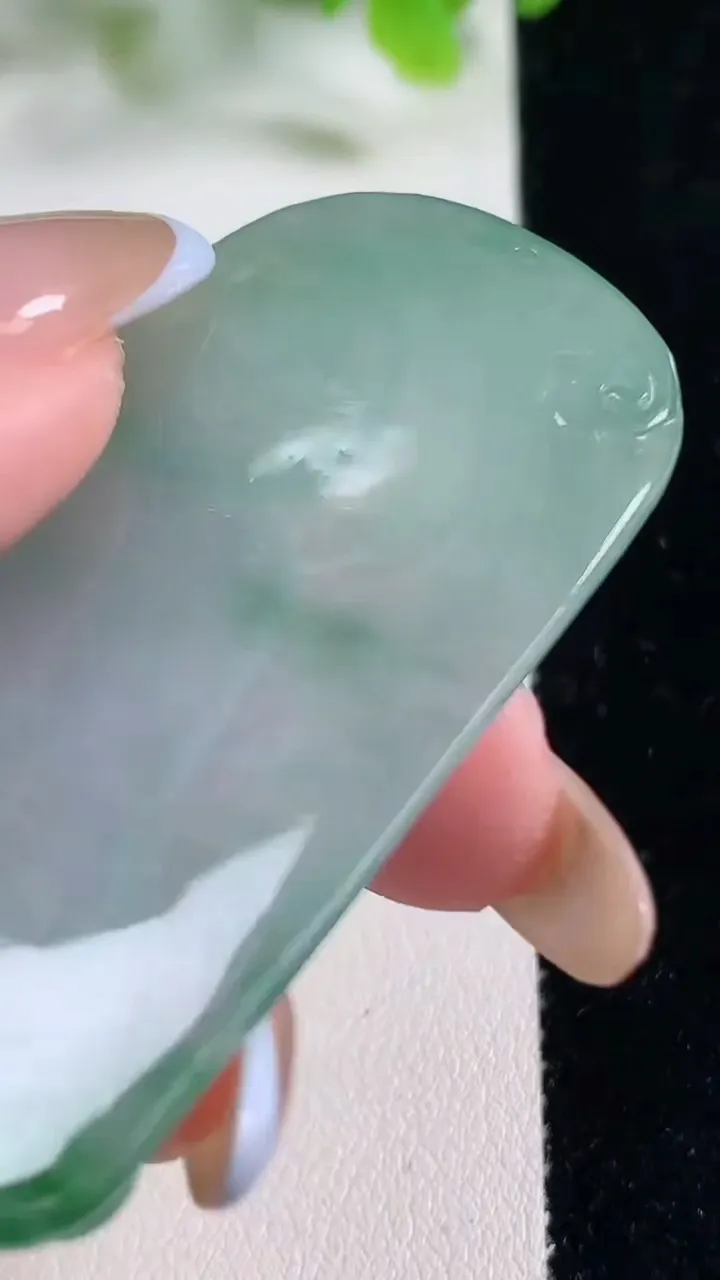 天然A货翡翠观音菩萨吊坠，尺寸58.9-36.2-5.3，重量:23.47g
11月6日