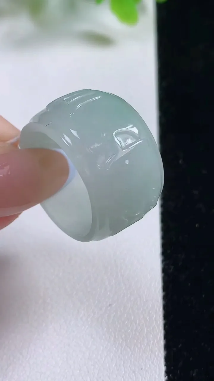 天然A货翡翠扳指 戒指，尺寸19.3-14-2.4，重量:8.74g2025年11月6日
工厂直销收