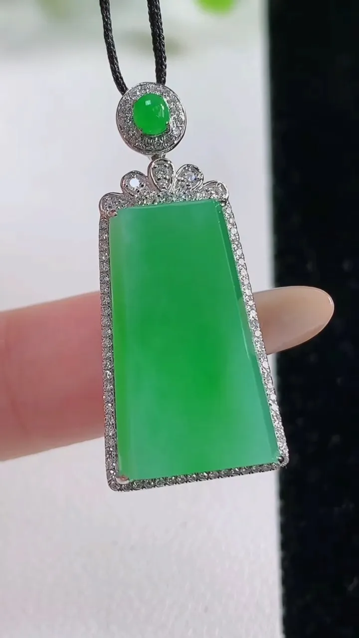 天然A货翡翠无事牌吊坠，尺寸33-15-7.2裸石21.4-13，重量:5.18g
11月6日