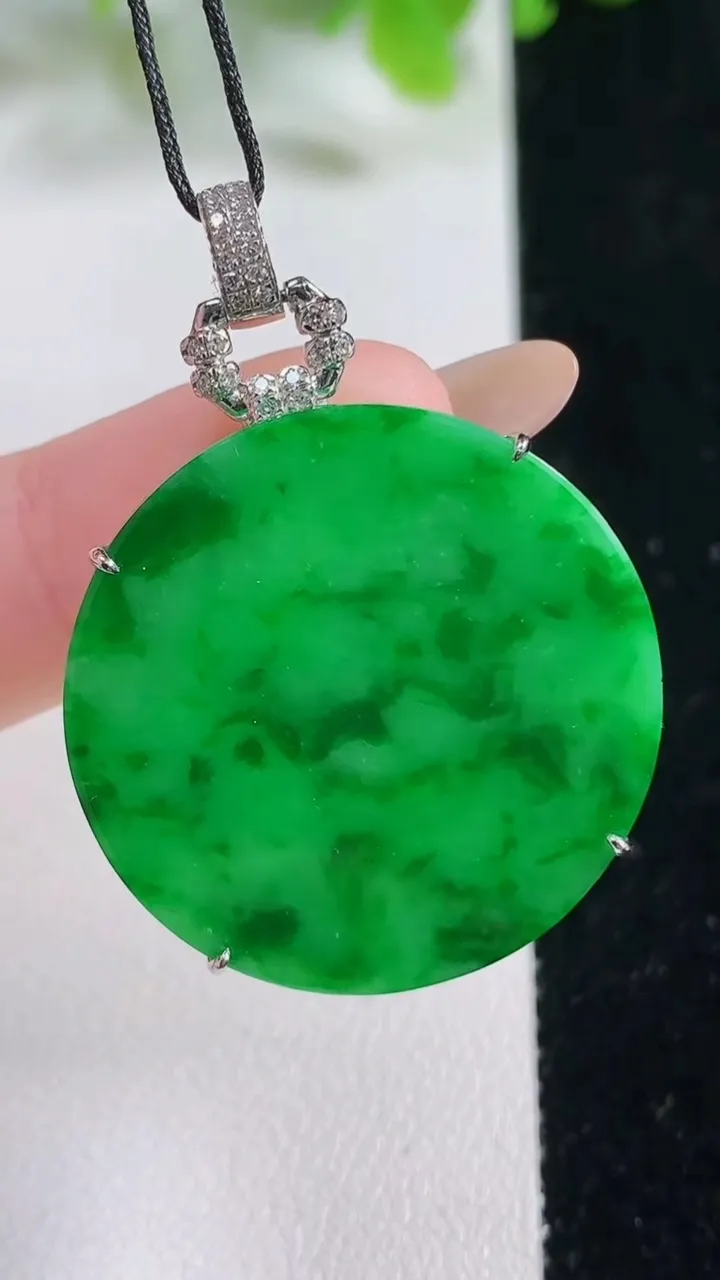 天然A货翡翠无事牌吊坠，尺寸28.8-5.5，重量:9.24g
11月6日