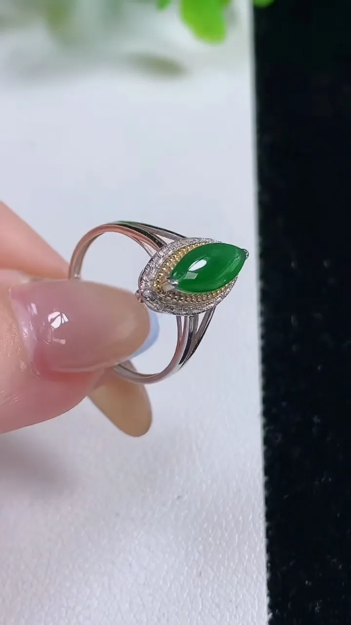 天然A货翡翠随形戒指，尺寸17-12.4-4.6-6.5，重量:1.84g2025年11月6日
工厂直销收藏佳品,种好水足，色泽均匀，有种有色，上手高大气！