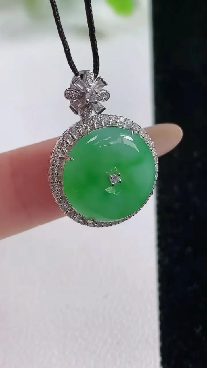 天然A货翡翠平安扣吊坠，尺寸24.8-17.8-7.3裸石14.6，重量:4.19g
11月6日