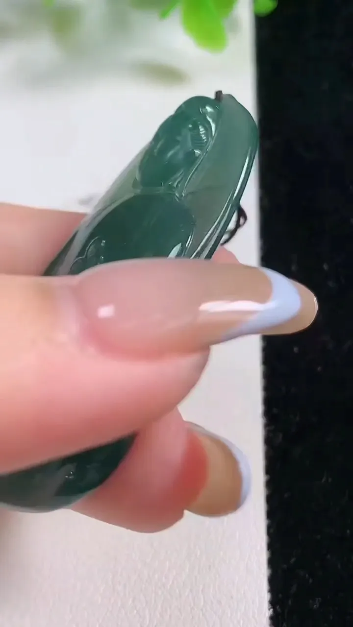 天然A货翡翠冰种蓝水素衣观音菩萨吊坠，尺寸53.3-32.3-5.7，重量:16.70g
11月6日