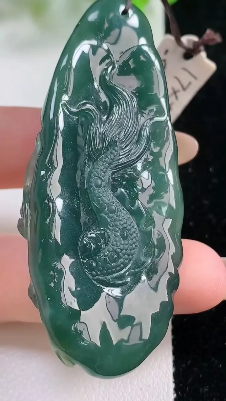 天然A货翡翠龙牌吊坠，尺寸65.4-28.3-16.4，重量:35.99g
11月6日