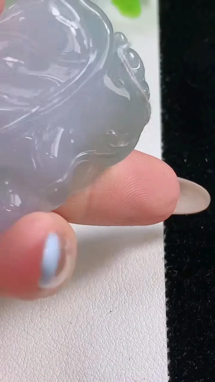 天然A货翡翠金枝玉叶 叶子吊坠，尺寸51-30.5-6.4，重量:18.28g
11月6日