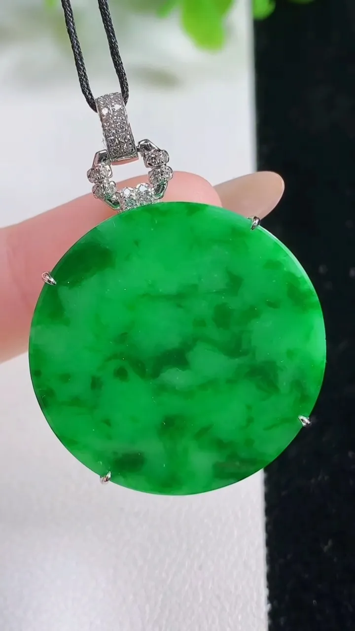 天然A货翡翠无事牌吊坠，尺寸28.8-5.5，重量:9.24g
11月6日