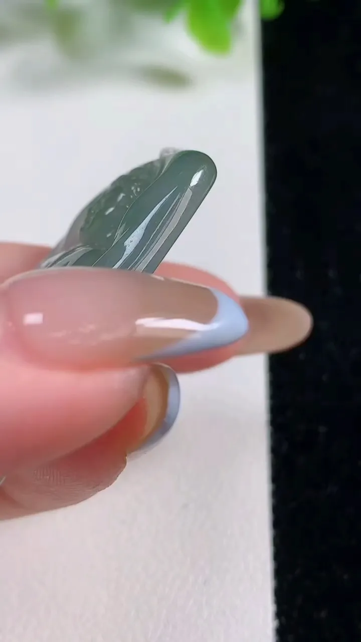 天然A货翡翠大日如来吊坠，尺寸47.2-31.8-6.1，重量:19.37g
11月6日