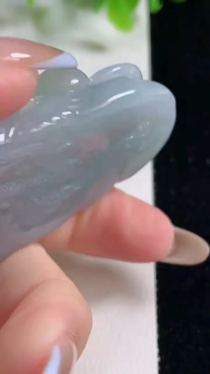 天然A货翡翠种春带彩 飘绿祥龙观音菩萨吊坠，尺寸63.8-35.4-11.5，重量:53.37g
11月6日