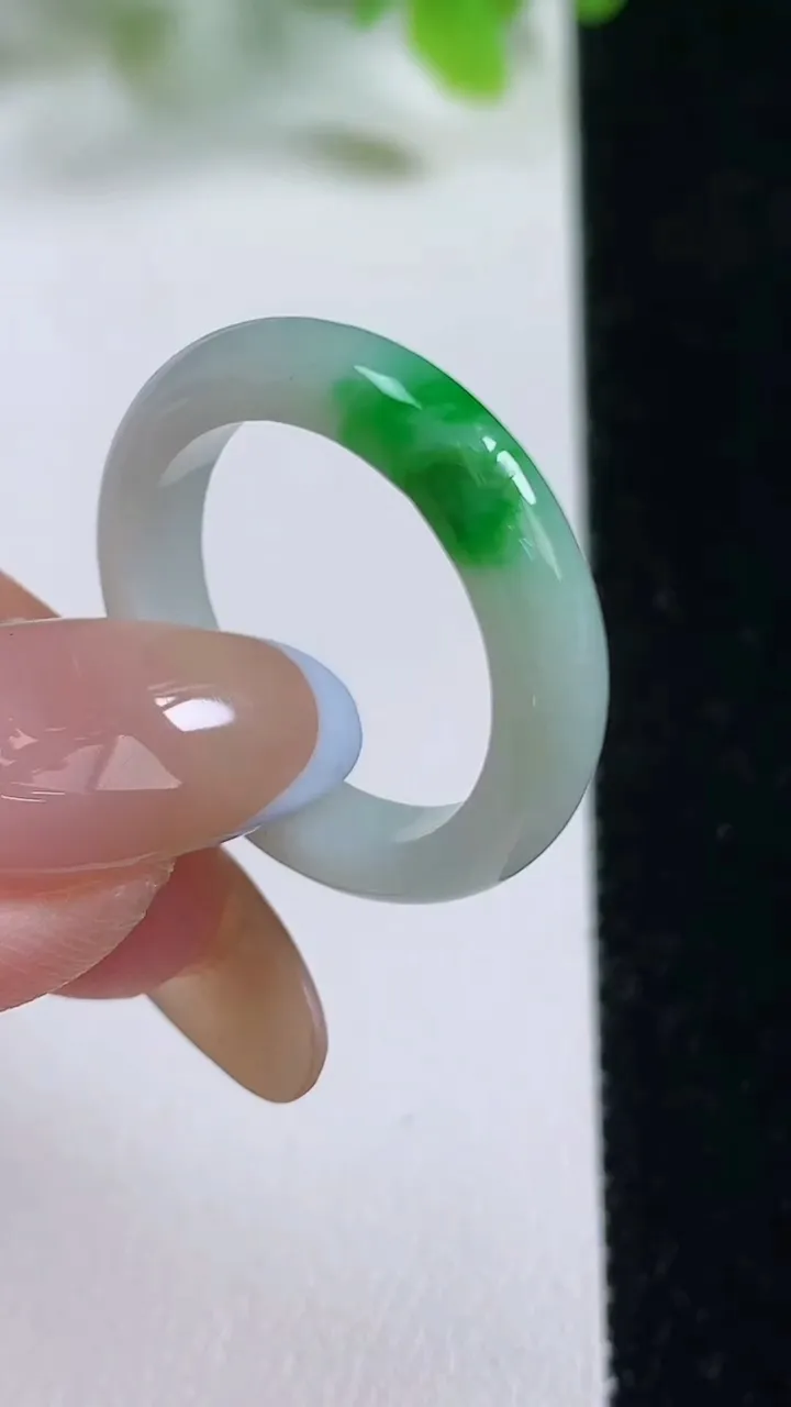 天然A货翡翠指环 戒指，尺寸18.4-4-3.2，重量:3.09g2025年11月6日
工厂直销收藏