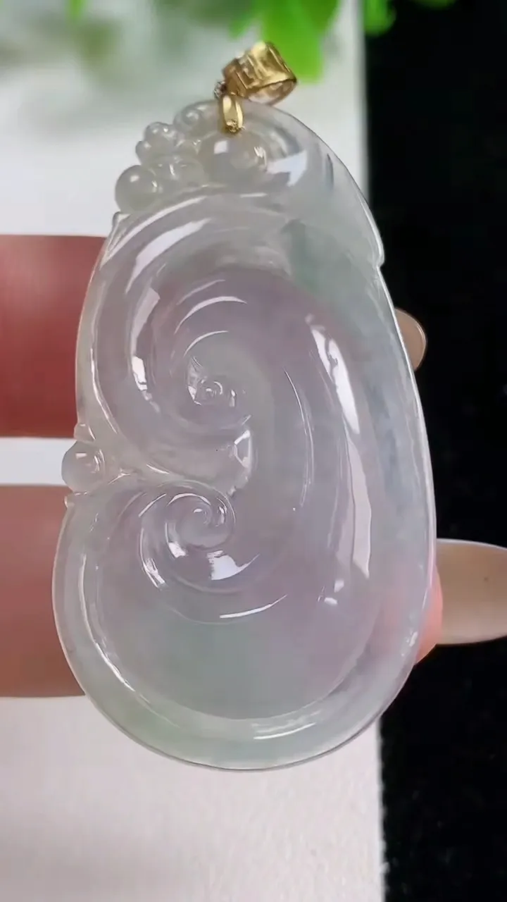 天然A货翡翠如意吊坠，尺寸46.5-24.8-4.3，重量8.18g
11月6日