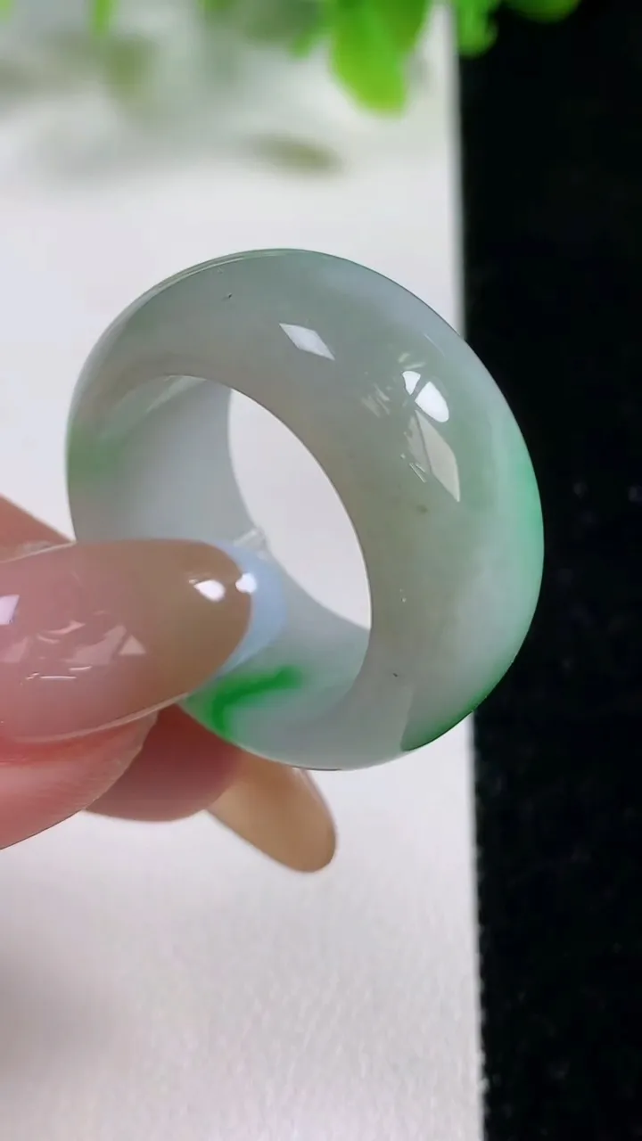 天然A货翡翠扳指 戒指 指环，尺寸20.5-11.8-4.5，重量:12.66g2025年11月6日
