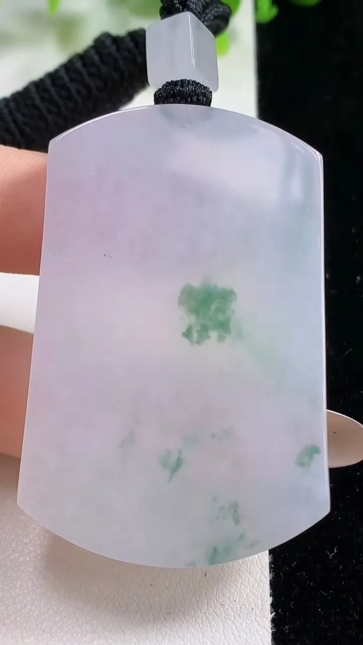 天然A货翡翠种飘花无事牌吊坠，尺寸54.2-35.8-6.4，重量:39.12g
11月6日