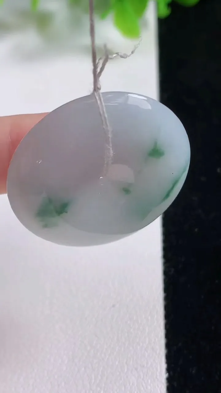 天然A货翡翠冰种飘花平安扣吊坠，尺寸31.3-5.7，重量:11.86g
11月6日