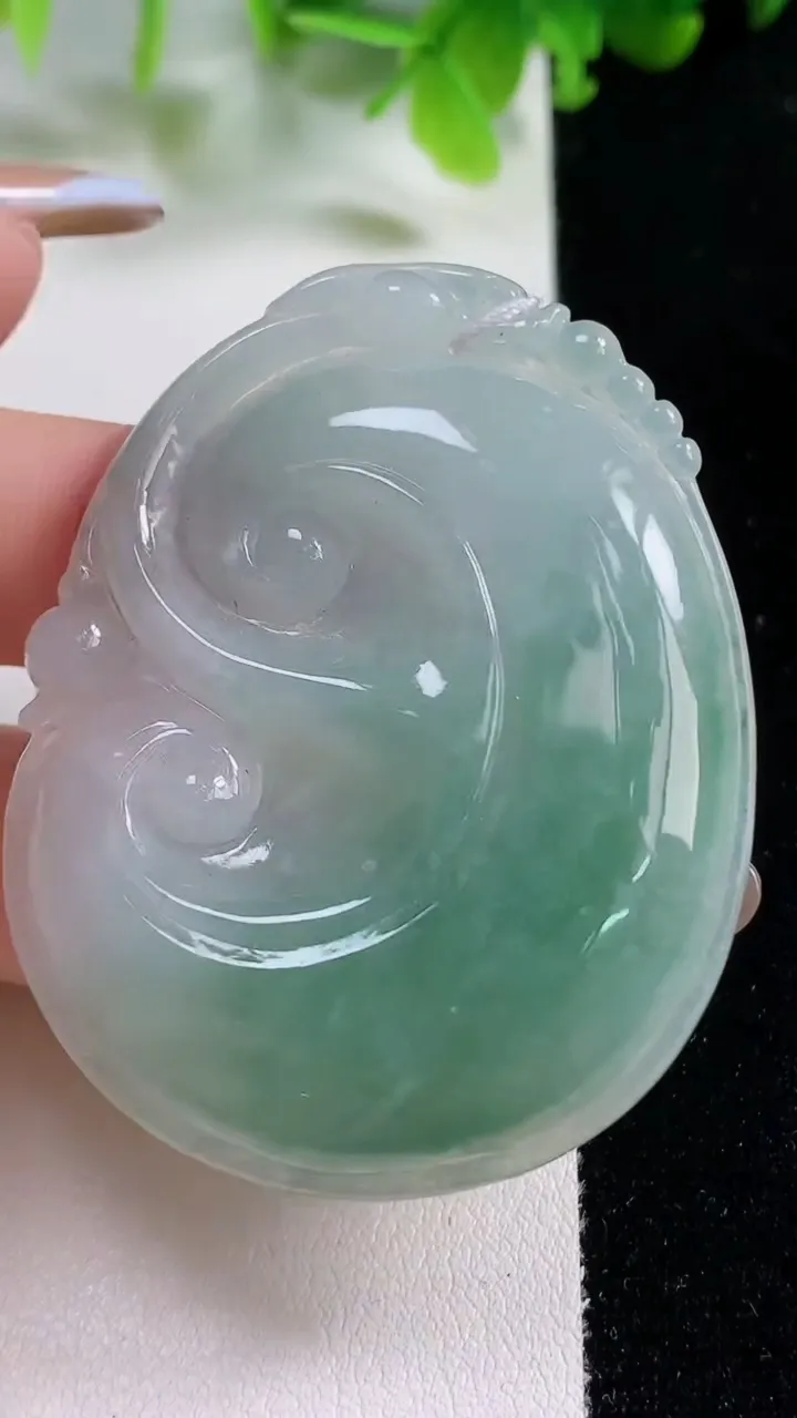 天然A货翡翠如意吊坠，尺寸54.5-42.4-6.3，重量:23.18g
11月6日