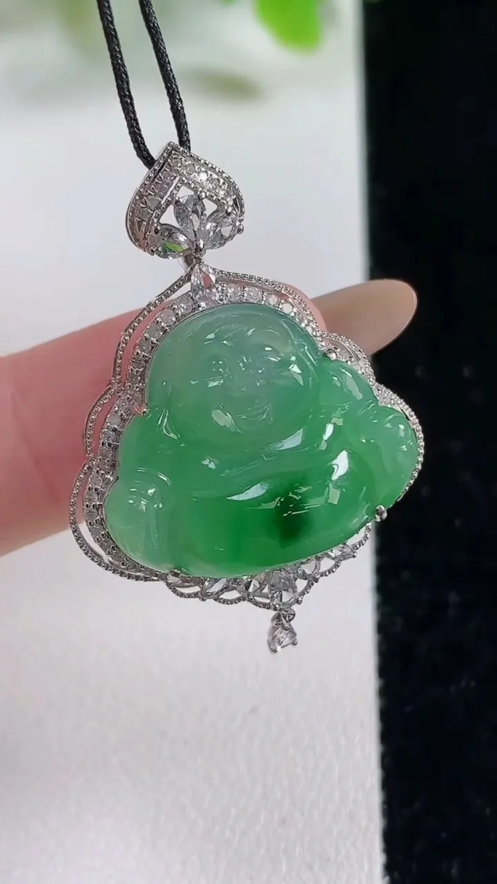 天然A货翡翠佛公吊坠，尺寸34.5-25-9.4裸石17.6-21，重量:4.66g
11月6日