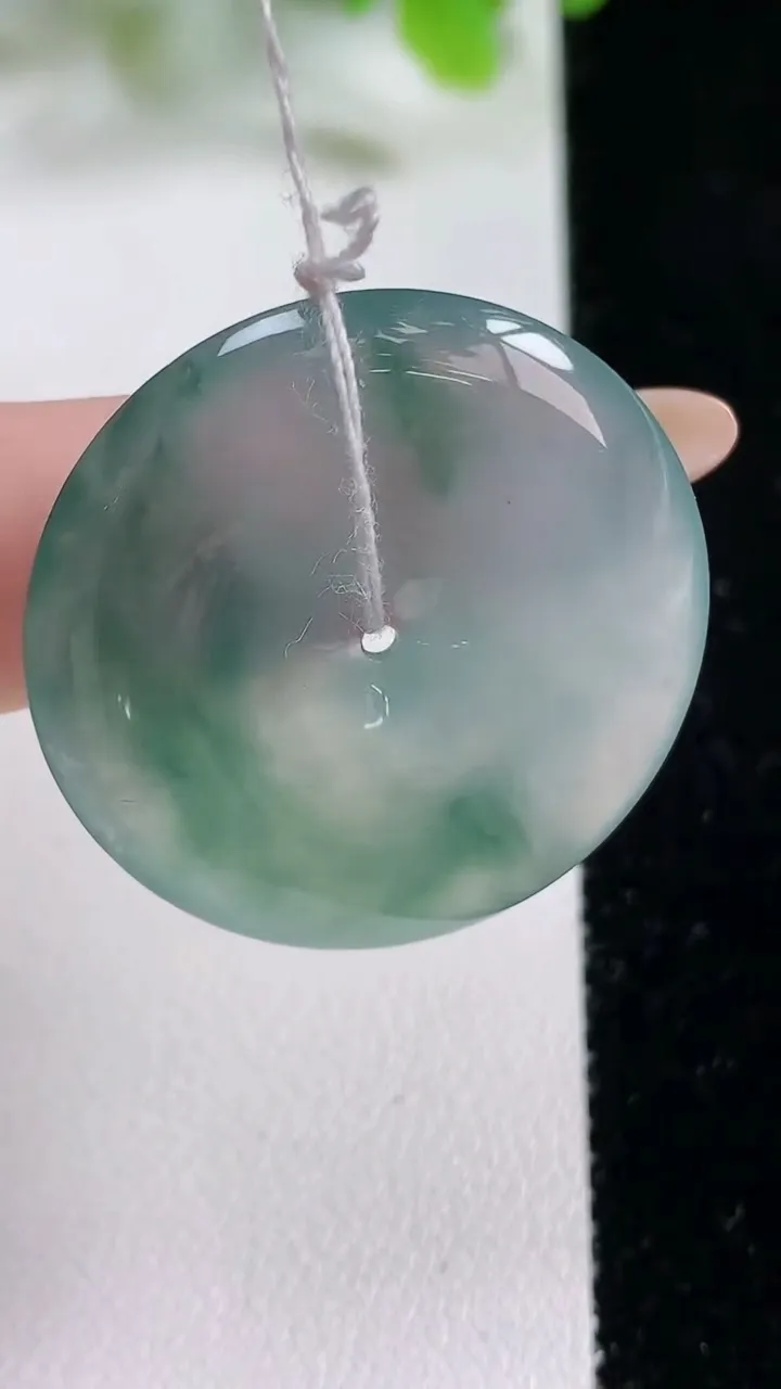 天然A货翡翠种飘花平安扣吊坠，尺寸31.4-5.5，重量:11.54g
11月6日