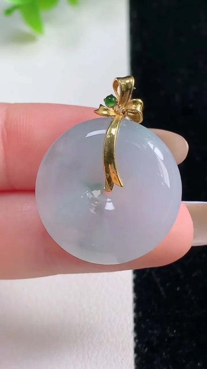 天然A货翡翠种飘花平安扣吊坠，尺寸23-6.2，重量:7.14g
11月6日