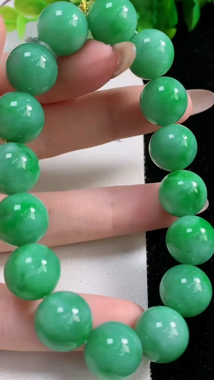 天然A货翡翠圆珠手串16颗，尺寸12.6，重量:55.00g11月6日
工厂直销收藏佳品,种好水足，