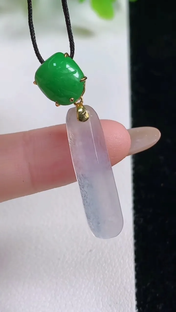 天然A货翡翠种白冰平安柱吊坠，尺寸36.7-27-7.6-4，重量:2.85g
11月6日