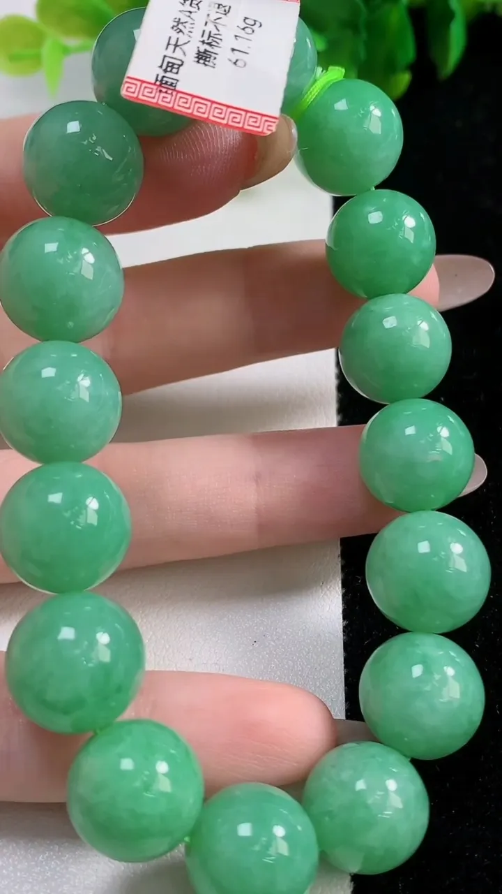 天然A货翡翠圆珠手串16颗，尺寸12.8，重量:61.18g11月6日
工厂直销收藏佳品,种好水足，色泽均匀，有种有色，上手高大气！