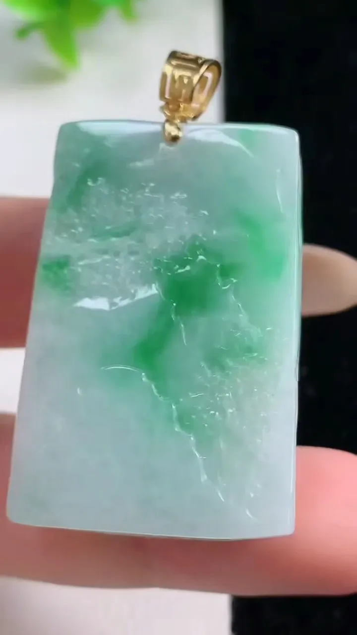 天然A货翡翠山水牌吊坠，尺寸38.7-24.7-11，重量:26.62g
11月6日