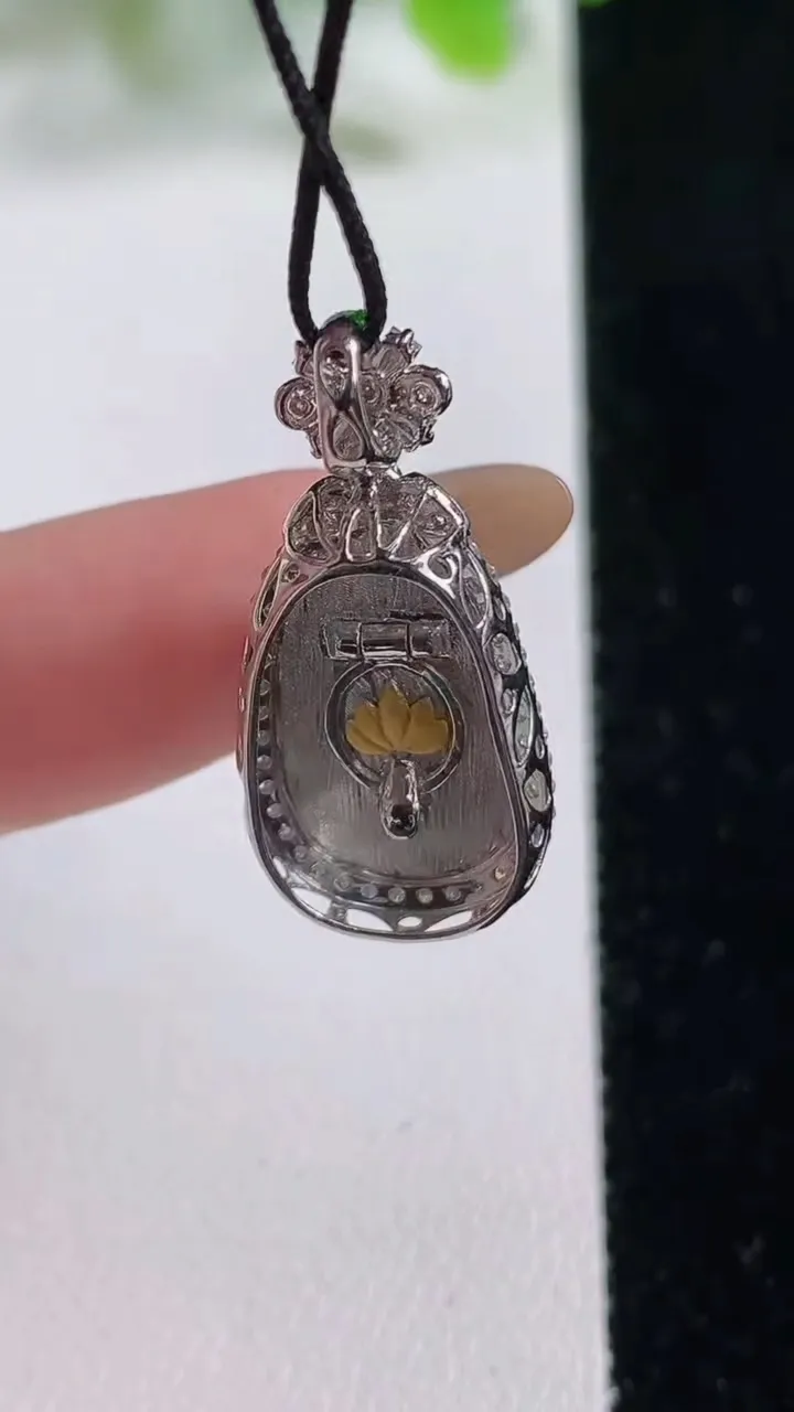 天然A货翡翠金枝玉叶 叶子吊坠，尺寸26.6-12.8-8.1裸石17.2-18，重量:3.27g
11月6日